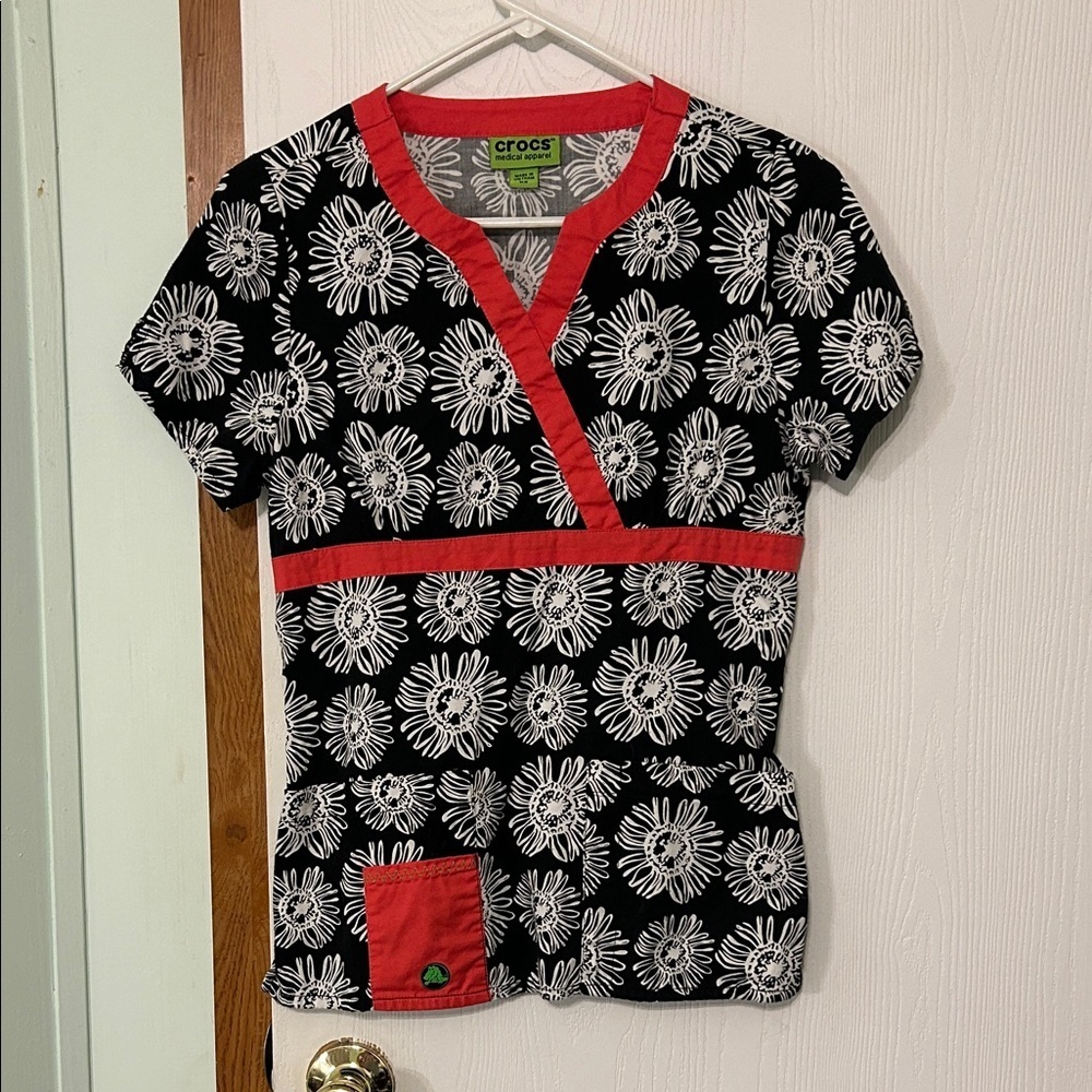 CROCS Black and White Floral V-Neck Scrub Top Size XS